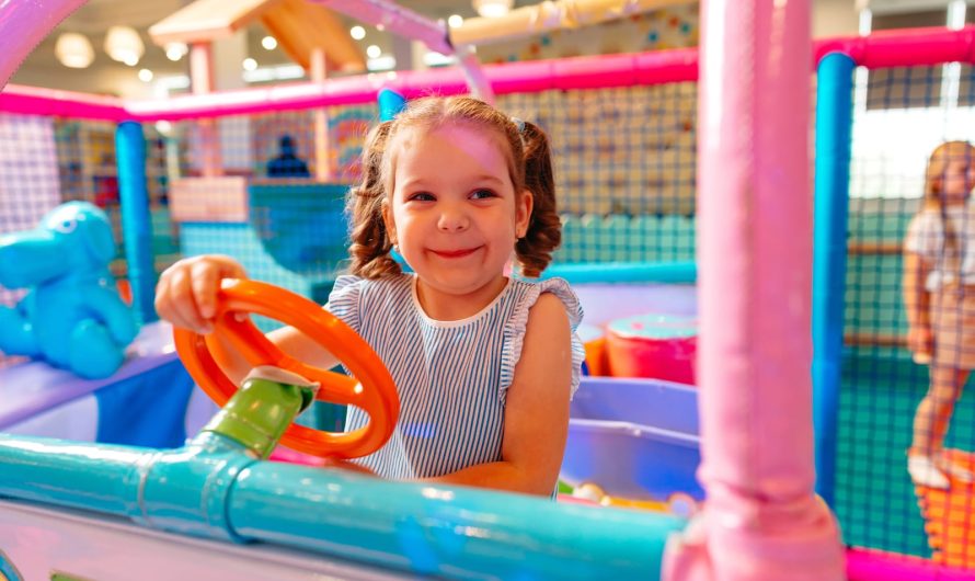 Jonge meiden laten spelen in de juiste kleding